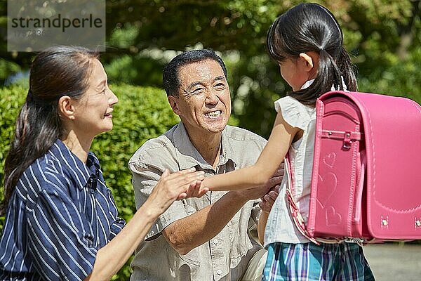 Enkelkind und japanisches Seniorenpaar