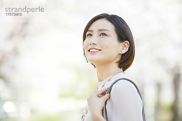 Lächelnde junge japanische Frau