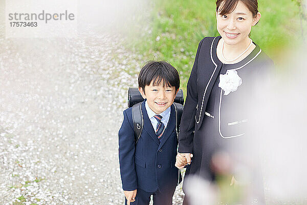 Japanischer Grundschuljunge und seine Mutter