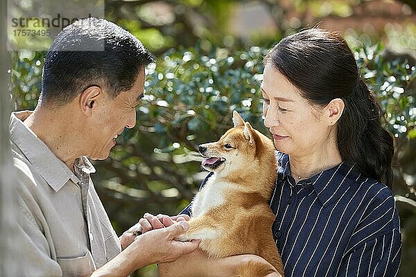 Japanisches älteres Paar mit ihrem Hund
