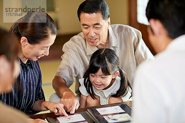 Lächelnde japanische Familie mit drei Generationen