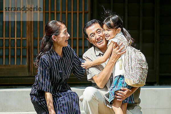 Enkelkind und japanisches Seniorenpaar