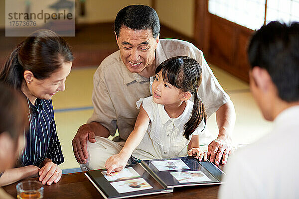 Lächelnde japanische Familie mit drei Generationen
