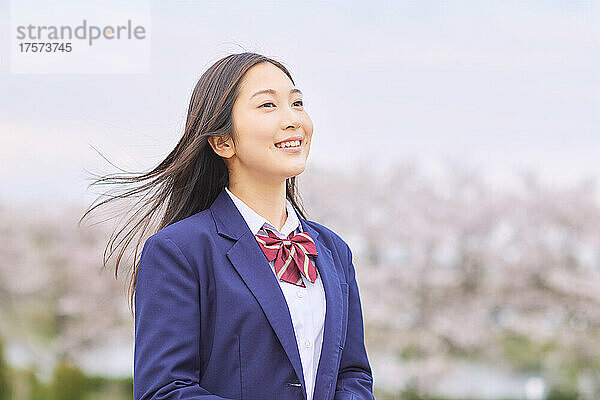 Japanisches Highschool-Mädchen blickt in die Ferne