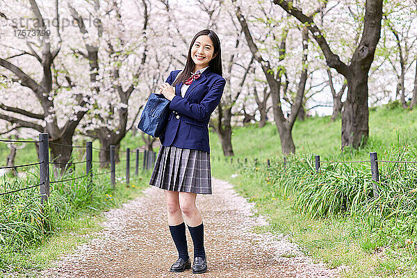 Japanisches Highschool-Mädchen mit einem Lächeln