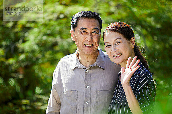 Lächelndes japanisches Seniorenpaar