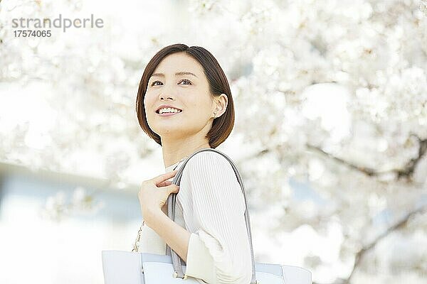 Lächelnde junge japanische Frau