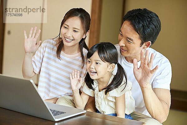 Japanisches Elternteil und Kind machen einen Videoanruf