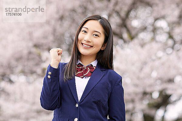 Japanisches High-School-Mädchen macht eine Mut-Pose