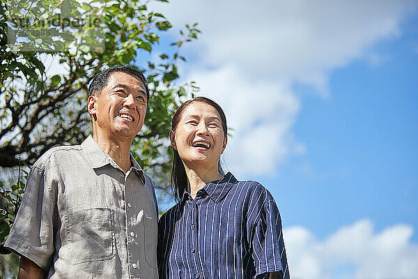 Lächelndes japanisches Seniorenpaar