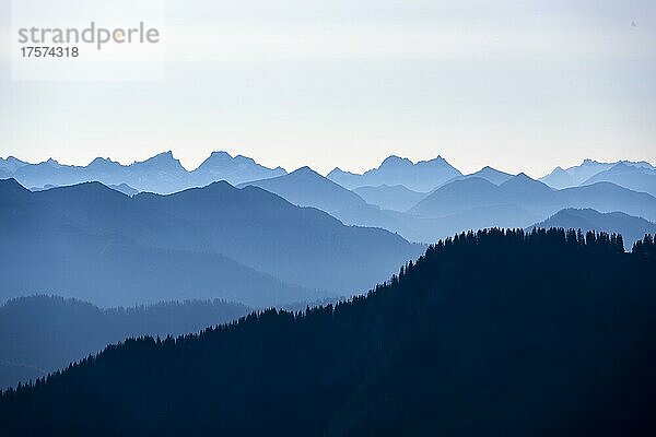 Ausblick vom Rotwandhaus auf den Alpenhauptkamm nach Österreich  Oberbayern  Bayern  Deutschland  Europa