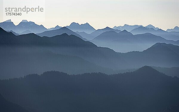 Ausblick vom Rotwandhaus auf den Alpenhauptkamm nach Österreich  Oberbayern  Bayern  Deutschland  Europa