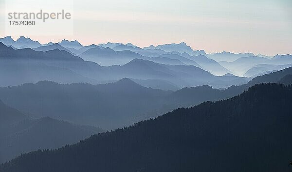 Ausblick vom Rotwandhaus auf den Alpenhauptkamm nach Österreich  Oberbayern  Bayern  Deutschland  Europa