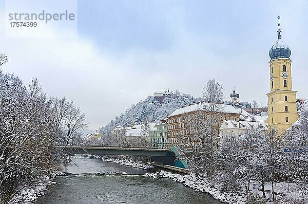 Fluss Mur  mit Schnee  Winter  der Turm der Franziskanerkirche und der berühmte Uhrenturm im Hintergrund  im Stadtzentrum von Graz  Steiermark  Österreich  Europa