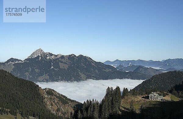 Ausblick vom Taubensteinhaus auf Berge über Wolkendecke  Mangfall-Gebirge  Bayern  Deutschland  Europa