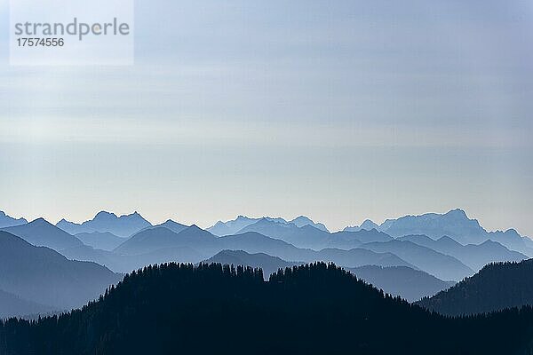 Ausblick vom Rotwandhaus auf den Alpenhauptkamm nach Österreich  Oberbayern  Bayern  Deutschland  Europa