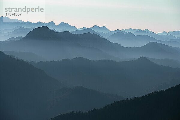 Ausblick vom Rotwandhaus auf den Alpenhauptkamm nach Österreich  Oberbayern  Bayern  Deutschland  Europa