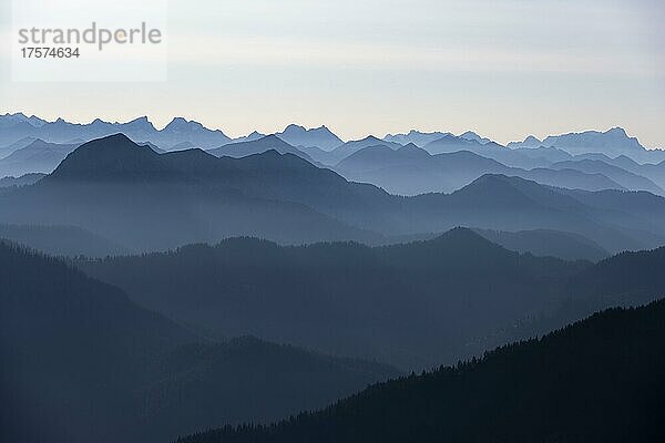 Ausblick vom Rotwandhaus auf den Alpenhauptkamm nach Österreich  Oberbayern  Bayern  Deutschland  Europa