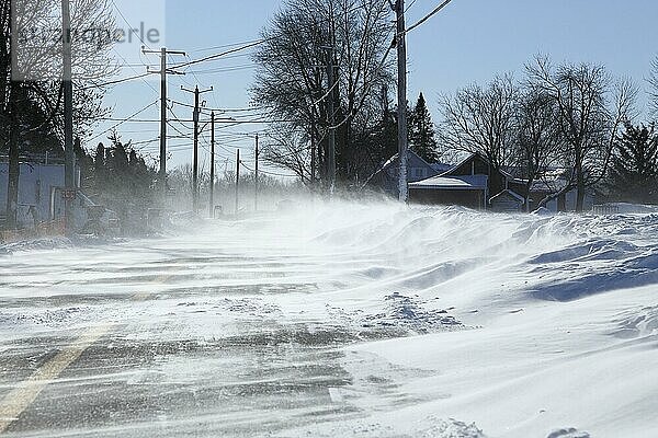 Schneeverwehungen auf einer Landstraße  Provinz Quebec  Kanada  Nordamerika