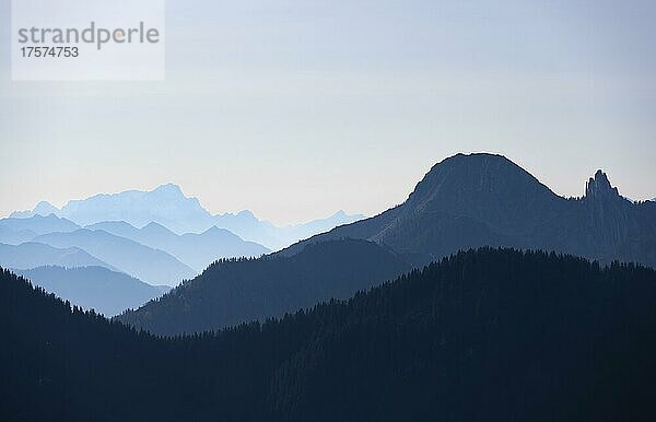 Ausblick vom Rotwandhaus auf den Alpenhauptkamm nach Österreich  Oberbayern  Bayern  Deutschland  Europa