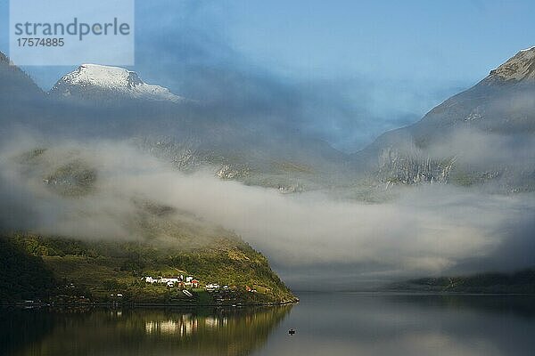 Aufsteigender Nebel im Geiranger Fjord  Geiranger  Norwegen  Europa