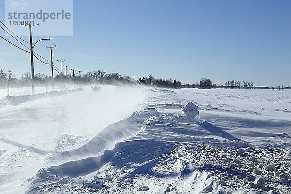 Schneeverwehungen auf einer Landstraße  Provinz Quebec  Kanada  Nordamerika