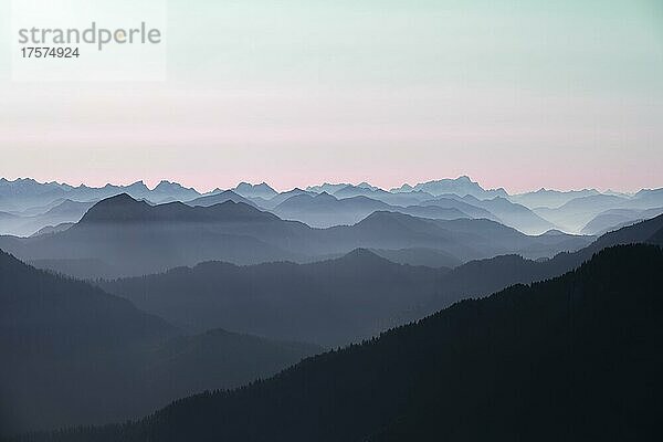 Ausblick vom Rotwandhaus auf den Alpenhauptkamm nach Österreich  Oberbayern  Bayern  Deutschland  Europa