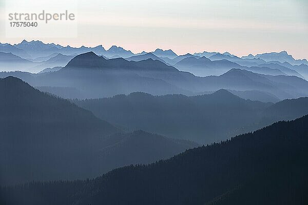 Ausblick vom Rotwandhaus auf den Alpenhauptkamm nach Österreich  Oberbayern  Bayern  Deutschland  Europa