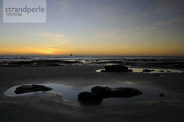 Sonnenuntergang am Strand von Broome  Kimberleys  Australien  Ozeanien