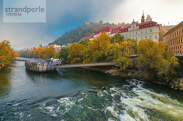 Mur im Herbst  mit Murinsel-Brücke und alten Gebäuden im Stadtzentrum von Graz  Steiermark  Österreich  Europa