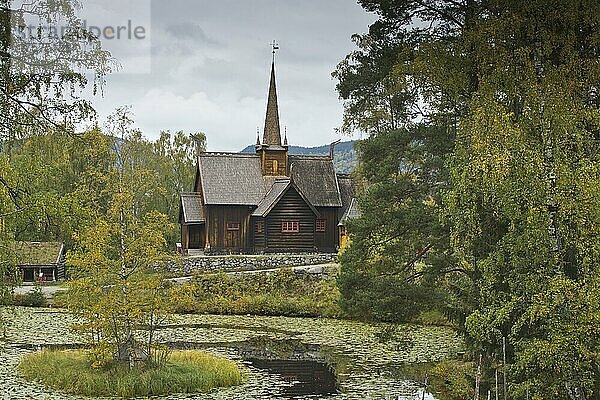 Stabkirche im Mahaugen Freilichtmuseum  Lillehammer  Norwegen  Europa