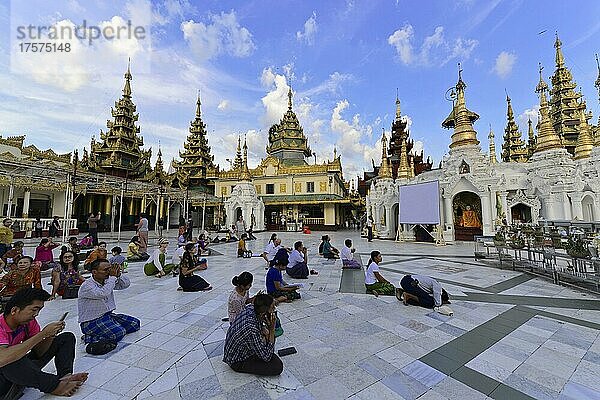 Hauptplatz  Shwedagon Pagode  Yangon  Myanmar  Asien