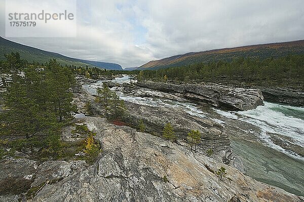 Wildwasser nahe Vagamo  Oppland  Norwegen  Europa