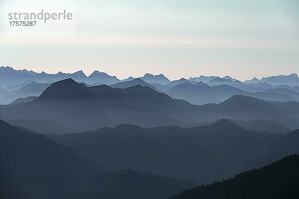 Ausblick vom Rotwandhaus auf den Alpenhauptkamm nach Österreich  Oberbayern  Bayern  Deutschland  Europa