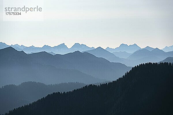 Ausblick vom Rotwandhaus auf den Alpenhauptkamm nach Österreich  Oberbayern  Bayern  Deutschland  Europa