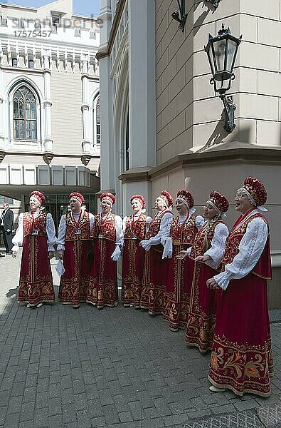 Singende Frauen in historischer Tracht  Sängerfest in Riga  Lettland  Europa