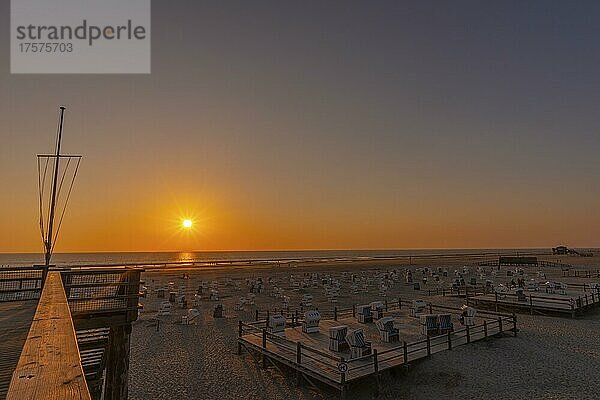 Strandkörbe  Strand im Sonnenuntergang  St. -Peter-Ording  Nordsee  Schleswig-Holstein  Deutschland  Europa