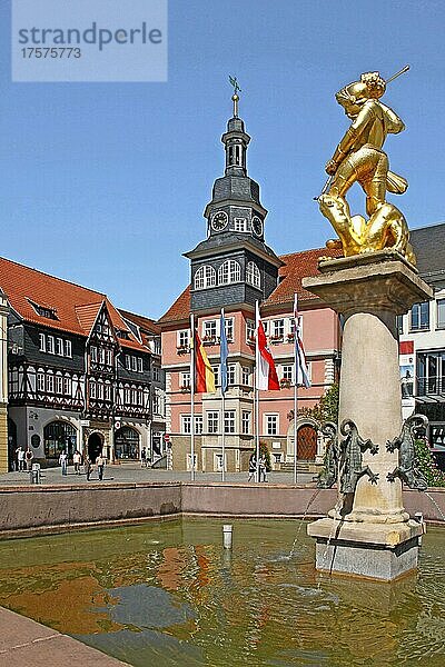 Marktplatz  historisches Rathaus  Brunnen  Brunnenfigur Sankt Georg  Fachwerkhaus  Eisenach  Thüringen  Deutschland  Europa