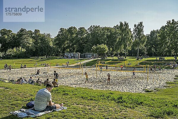 Beachvolleyball-Plätze  Volkspark Friedrichshain  Friedrichshain-Kreuzberg  Berlin  Deutschland  Europa