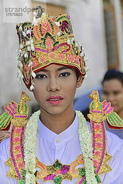 Prachtvoll gekleideter angehender Novize bei Novizenfeier  Portrait  Yangon  Myanmar  Asien