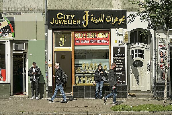 Straßenszene  arabischer Juwelier  Silbersteinstraße  Neukölln  Berlin  Deutschland  Europa