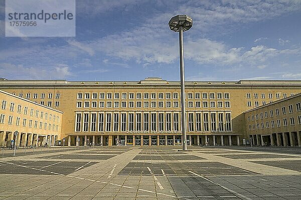 Zentralgebäude  Eagle-Square  Platz der Luftbrücke  Flughafen  Tempelhof  Berlin  Deutschland  Europa