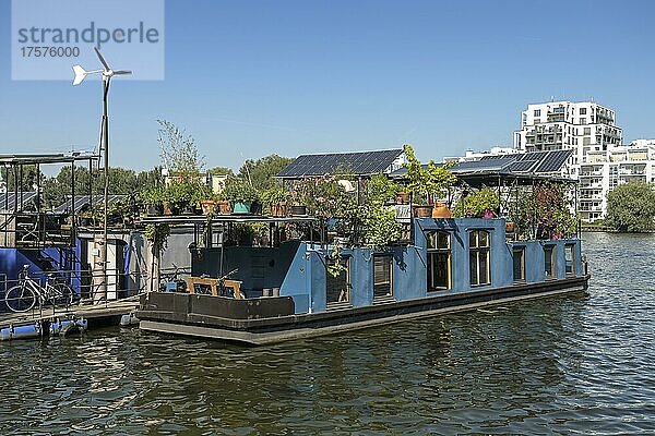 Hausboot  Schiffsanleger  Treptower Park  Treptow-Köpenick  Berlin  Deutschland  Europa