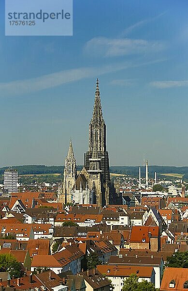 Ulmer Münster  vorne die Osttürme  dahinter der Westturm  Hauptturm  Ausblick auf Ulm  Baden-Württemberg  Deutschland  Europa