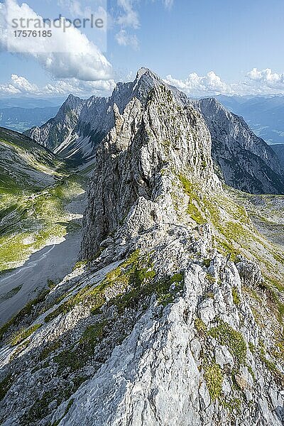 Ausblick von der Lamsscharte  Wanderweg zur Lamsenspitze  auf ausgesetzten Felsgrat der Vomper Kette mit Gipfel des Hochnissl  Karwendelgebirge  Alpenpark Karwendel  Tirol  Österreich  Europa