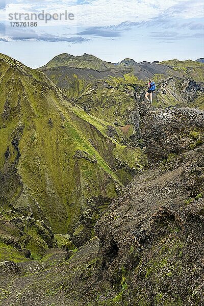 Wanderin blickt über spektakuläre Landschaft  mit Moos bewachsene Klippen  Pakgil  Island  Europa