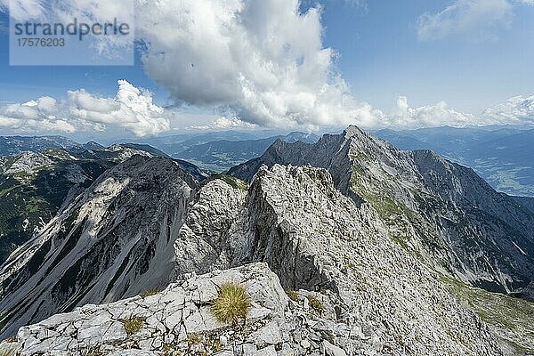 Scharte mit Felskamm  Lamsscharte  Blick über Vomper Kette mit Gipfel Hochnissl  Karwendelgebirge  Alpenpark Karwendel  Tirol  Österreich  Europa