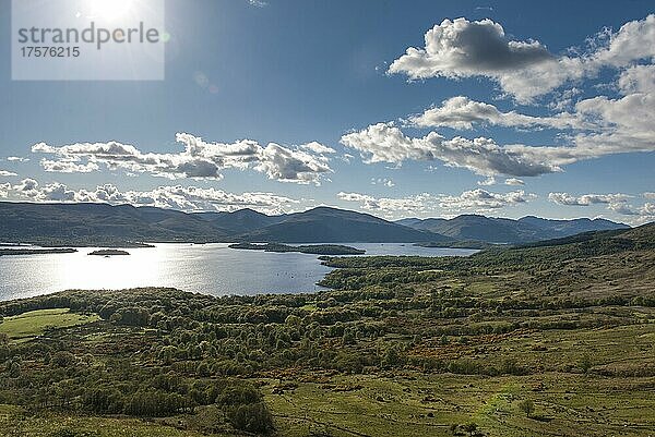 Ausblick vom Conic Hill (361 m) nach Nord-Westen über den See Loch Lomond  Balmaha  West Highland Way  Loch-Lomond-and-the-Trossachs-Nationalpark  schottische Highlands  Schottland  Großbritannien  UK  Europa