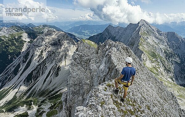 Wanderer am Gipfelgrat der Lamsenspitze  Ausblick auf Gipfel des Hochnissl  Vomper Kette  Karwendelgebirge  Alpenpark Karwendel  Tirol  Österreich  Europa