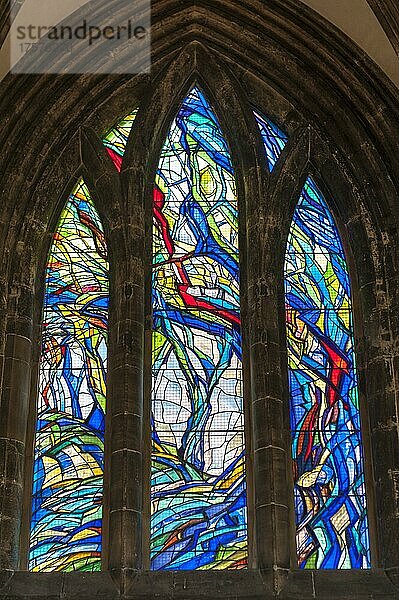 Großes gotisches Kirchenfenster  moderne Glaskunst  St Mungo?s Cathedral  High Kirk of Glasgow  Ausblick von der Nekropolis  Necropolis  Glasgow  Schottland  Großbritannien  UK  Europa